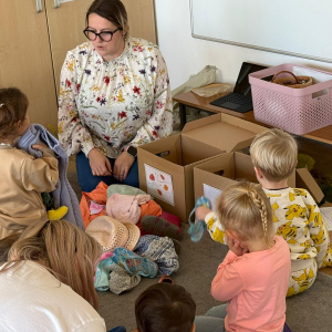 Dzieci podczas zajęć segregują ubrania letnie i jesienne