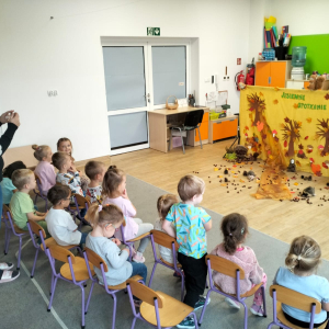 Dzieci oglądające teatrzyk kukiełkowy