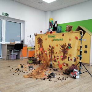 Pacynki na jesiennym tle