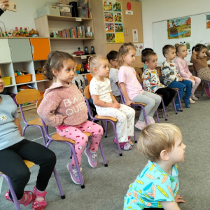 Dzieci oglądające teatrzyk kukiełkowy