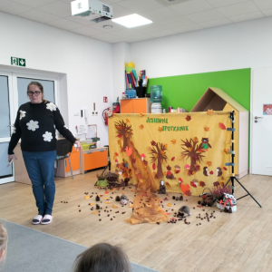 Nauczycielka witająca dzieci na przedstawieniu kukiełkowym