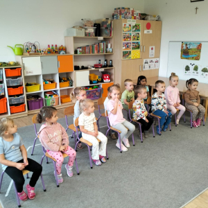 Dzieci oglądający teatrzyk kukiełkowy