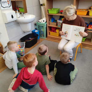 jesienne czytanie na dywanie