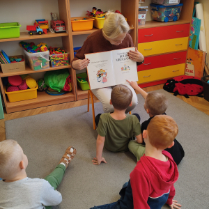 jesienne czytanie na dywanie