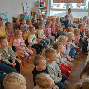 dzieci oglądające przedstawienie