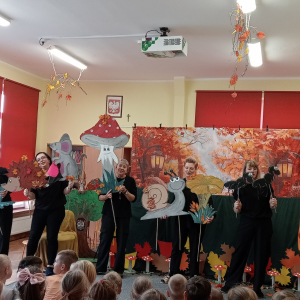 Nauczycielki występujące w przedstawieniu "Dom pod Muchomorkiem"