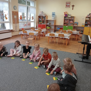 dzieci siedzące w kole