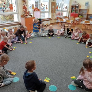 dzieci siedzące w kole