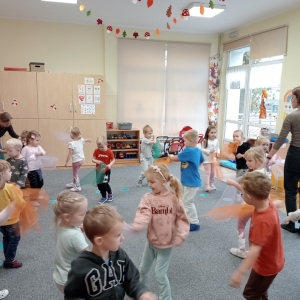 dzieci podczas tańca z kolorowymi chustkami