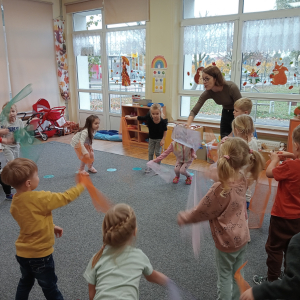 dzieci podczas tańca z kolorowymi chustkami