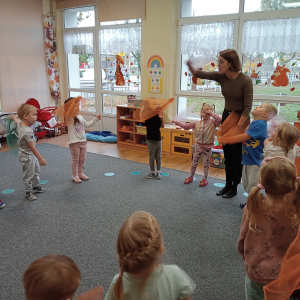 dzieci podczas tańca z kolorowymi chustkami