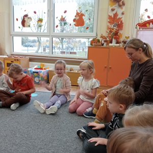 dzieci podczas śpiewania jesiennej piosenki