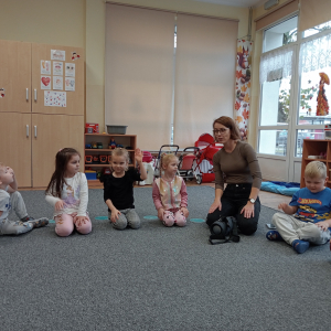 dzieci podczas śpiewania jesiennej piosenki