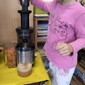 dziewczynka podczas robienia soku