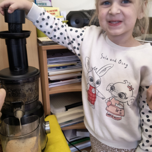 dziewczynka podczas przeciskania owoców