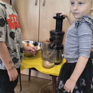 dzieci podczas robienia soku