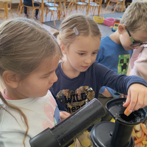 dzieci podczas robienia soku