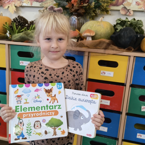 Dziewczynka prezentacja swoja ulubione książki