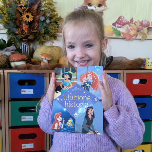 Dziewczynka prezentująca swoja ulubiona książkę