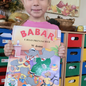 Dziewczynka prezentująca swoja ulubiona książkę