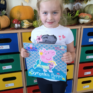 Dziewczynka prezentująca swoja ulubiona książkę