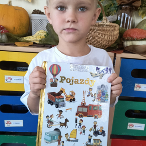 Chłopiec  prezentujący swoją ulubioną książkę