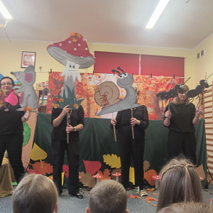 nauczycielki zaprezentowały się ze swoimi postaciami i zaśpiewały piosenkę 