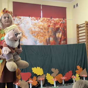 Nauczycielka wita w imieniu Krasnala wszystkich zebranych gości