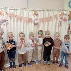 pamiątkowe zdjęcie chłopców z grupy Biedronki