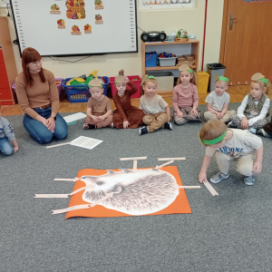 dzieci poznają budowę jeża