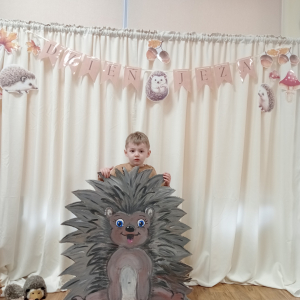 pamiątkowe zdjęcia indywidualne na ściance - Dzień Jeża