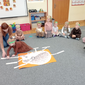 dzieci poznają budowę jeża