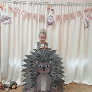 pamiątkowe zdjęcia indywidualne na ściance - Dzień Jeża