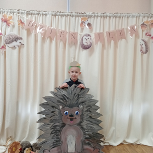 pamiątkowe zdjęcia indywidualne na ściance - Dzień Jeża