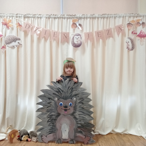 pamiątkowe zdjęcia indywidualne na ściance - Dzień Jeża