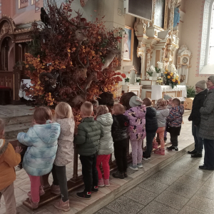 dzieci przy ołtarzu Świętego Huberta