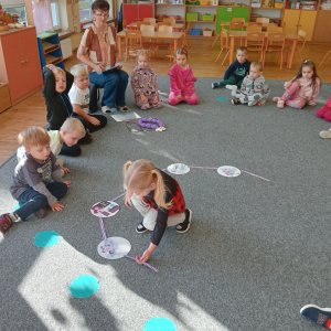 dzieci układające różaniec 