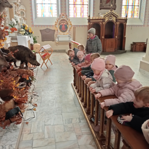 dzieci przy ołtarzu Świętego Huberta