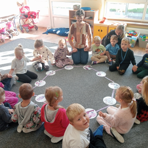 dzieci siedzące w kole 