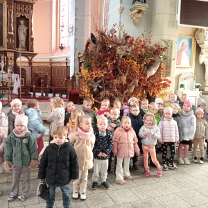 dzieci przy ołtarzu Świętego Huberta