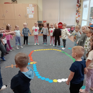 dzieci przy wspólnie wykonanym różańcu