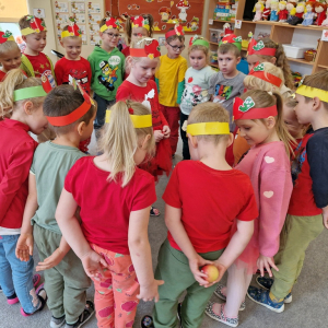 Dzieci w czasie zabawy "Szukanie jabłka"