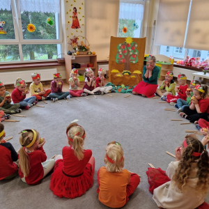 Dzieci wąchają jabłko, aby poczuć zapach