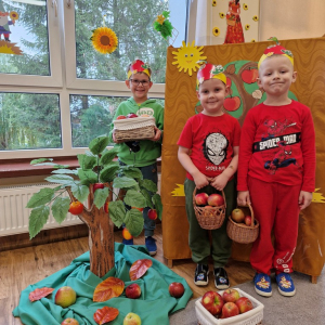 Chłopcy na tle dekoracji związanej z "Dniem Jabłka"