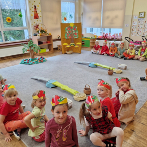 Dzieci tuż przed zabawą ruchową "Zbieranie jabłek do skrzynek"