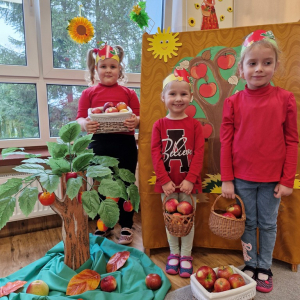 Dziewczynki z koszykami pełnymi jabłek