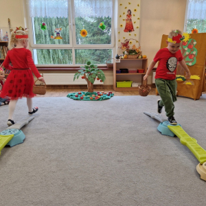 Dzieci w czasie zabawy ruchowej "Zbieranie jabłek do skrzynek"