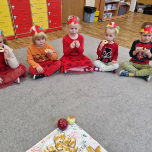 Dzieci smakują chleb chleb z dżemem jabłkowym