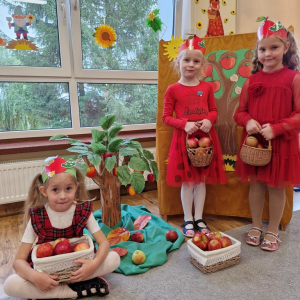 Dziewczynki na tle dekoracji związanej z "Dniem Jabłka"