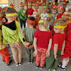 Dzieci w czasie zabawy "Szukanie jabłka"